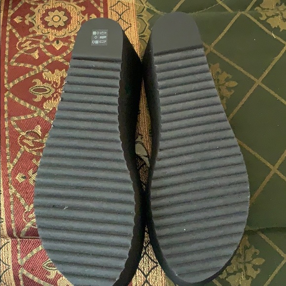 Shoes - Picture 2 of 4